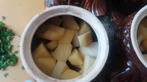 Мясо с картошкой и грибами в горшочке
