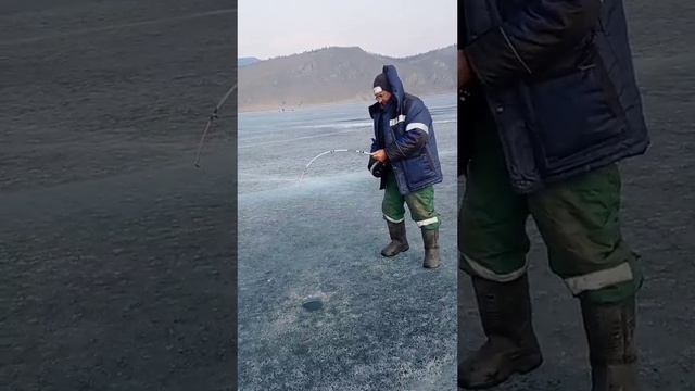 Зимняя рыбалка по первому льду на Байкале | как ловить омуля