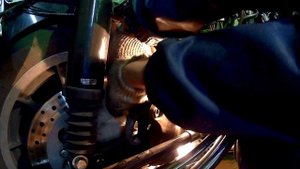 Осмотр и замена задних колодок HD FLHRCI 1998