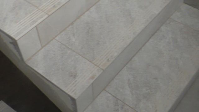 Окончание плиточных работ на лестнице .