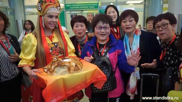 Модели для встречи в аэропорту: красавицы встречают китайскую делегацию в Москве смотреть онлайн