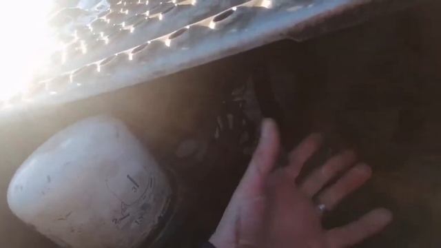 Вольво FH 2021г.в. как растормозить ручной тормоз.?