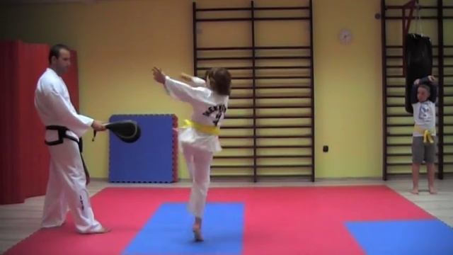 KIDS TRAINING TAEKWONDO - fantastic spinning kicks and excercises смотреть онлайн