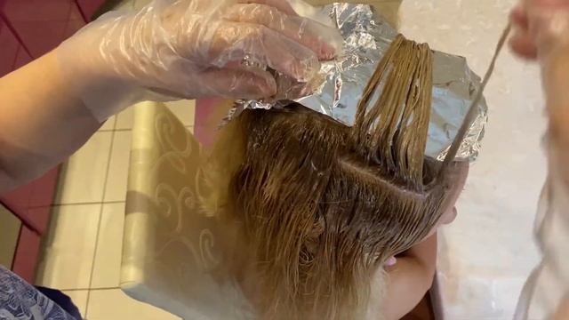 РАСТЯЖКА ЦВЕТА НА ВОЛОСАХ. ОКРАШИВАНИЕ КОРНЕЙ ESTEL DeLuxe 8.3, ЛОКОНЫ MATRIX SOCOLOR 10N.