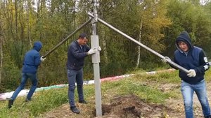 Закручивание бетонной винтовой сваи вручную