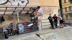 Бар беклип по перилке в 10 лет | Артем Астапов | трюки на самокате...