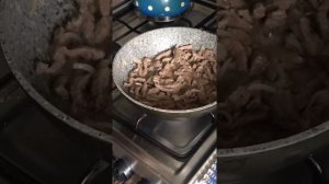 Бефстроганов из телятины ? с картофельным пюре .