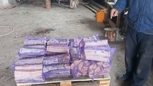 Упаковка сетки с дровами в поддон