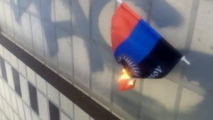 Донецк Местные жители сожгли флаг ДНР. 02.04.15