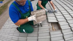 Установка креплений для солнечных панелей на черепичную крышу