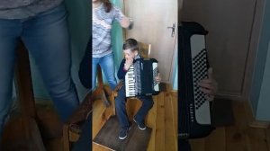 Я в музыкальной школе играю на аккордеоне очень много допустил ошибок