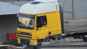 Шаланда DAF - Заезжает на стройку, там же разворачиваться будет и уезжает.