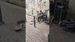 Бомж в Неаполе играет на игрушках