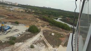 Робот - мойщик окон моет окна на балконе
