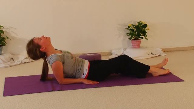 Класс йоги Промежуточный с вариациями 28 минут смотреть онлайн