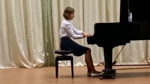Лашаковская Ева, 10 лет. К. Черни-Гермер I часть " Этюд 43".  Ю.Щуровский "Токката"