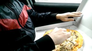 Как разрезать пиццу на три куска