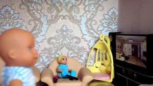 ПЕРЕПУТАЛА КОНФЕТКИ, ОСТАЛИСЬ ОДНИ ДОМА ДЕТКИ? Катя и Макс веселая семейка Смешные куклы Барби и ЛО