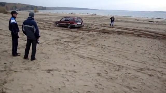 95й кариб закопался на пляже, вторым выдернули смотреть онлайн