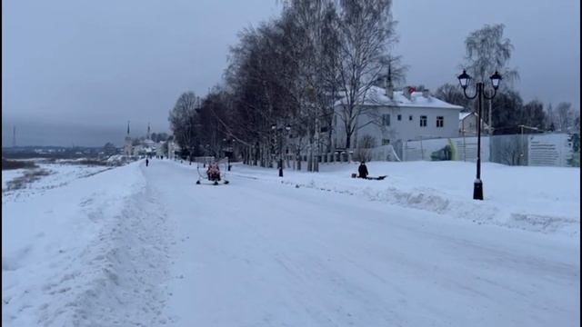ДЕД МОРОЗ ОТЖИГАЕТ НА АЭРОСАНЯХ! В УСТЮГ 18.12.2021#SANTA CLAUS IS ANNEALING ON AN AERIAL SLED! смотреть онлайн