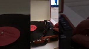 Проигрыватель виниловых пластинок. Блэк саббат.