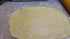 Тертый пирог с творогом и вишней