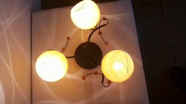 Потолочная люстра в черном 3 лампы 3 стеклянных бежевых плафона! смотреть онлайн