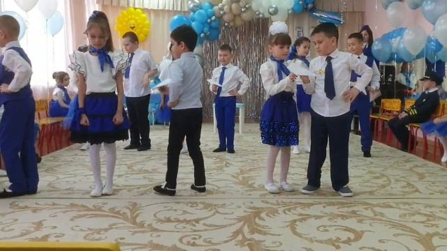 Танец "Бумажный самолетик" в детском саду.
