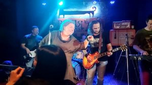 Женщина с Бородой  -  Против ветра