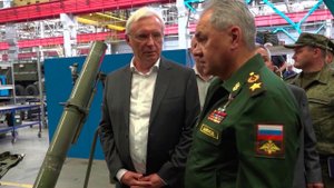 Сергей Шойгу и Рустам Минниханов посетили "Ремдизель", на котором ремонтируют военную технику