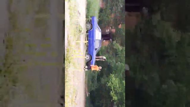 Детки громят машину ради развлечения в Новокузнецке. смотреть онлайн