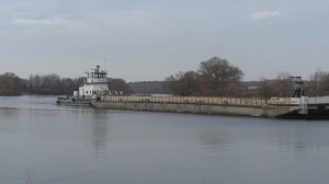 Буксир-толкач РТ-428 с баржей ВД-1264 идет вниз по Москва-реке