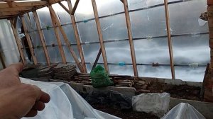 Работа в неотапливаемой теплице весной.