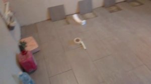 Клею керамогранит на пол.