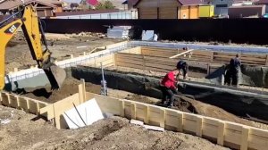 Основа дома - монолитная железобетонная плита на  ленточном фундаменте