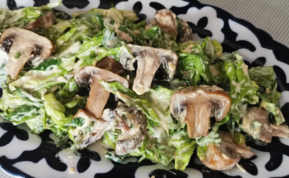 САЛАТ С ШАМПИНЬОНАМИ! Лёгкий салат с шампиньонами и йогуртовым соусом! Полезный салат с грибами.