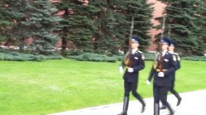 Почетный караул у Вечного огня на могиле Неизвестного солдата в Москве