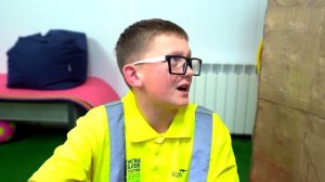 Ева и Виолетта попали! ПОБЕГ ИЗ КАРТОННОЙ ТЮРЬМЫ в ШКОЛЕ!