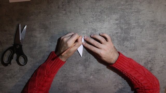 Как вырезать простую снежинку из бумаги / снежинка из бумаги пошагово/ snowflake out of paper смотреть онлайн