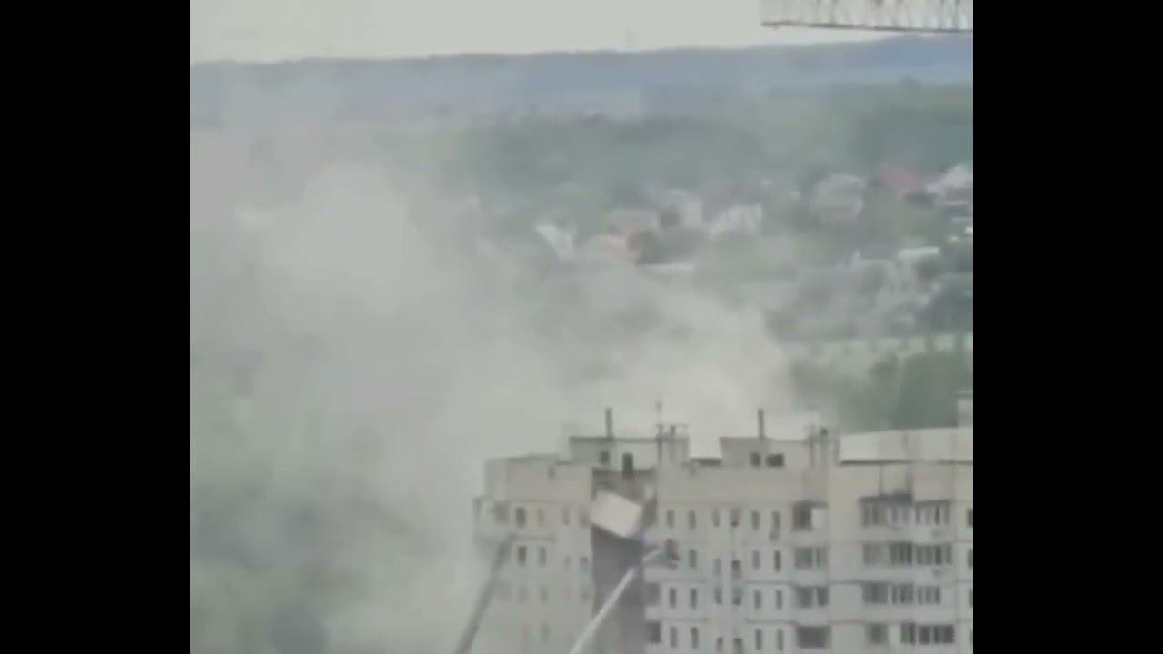 ⚡️Момент падения крыши в Белгороде. Теперь и спасатели под завалами смотреть онлайн