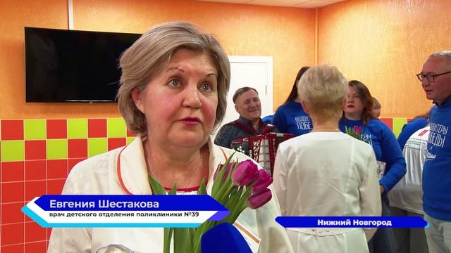 Сотрудников детской поликлиники №39 с наступающим 8 марта поздравили «Волонтеры Победы»