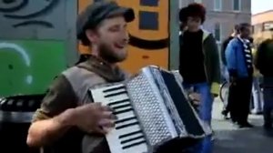 Уличный музыкант исполняет песню Майкла Джексона