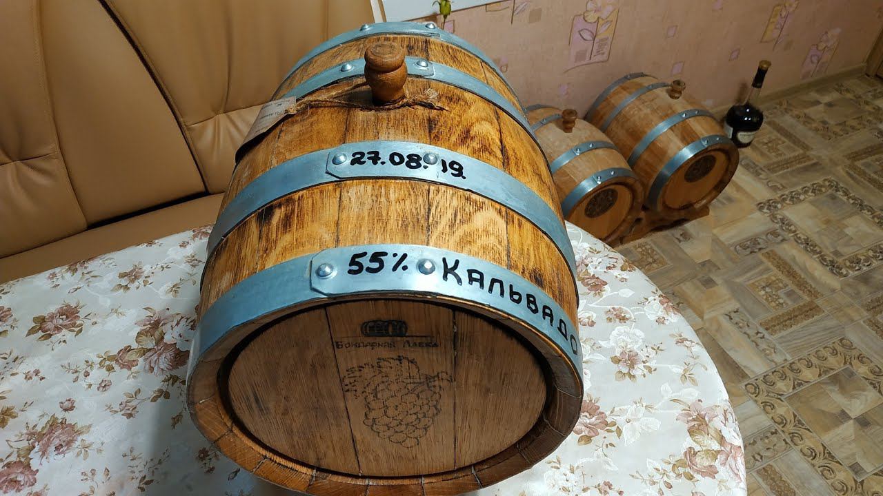 Кальвадос в бочку. Сидр кальвадос. Кальвадос яблочный дистиллят. Гравировка на бочке дубовой. Кальвадос в бочку.
