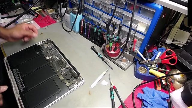 HOW TO FIX MACBOOK A1466 BROKEN/STUCK HEADPHONE JACK REMOVAL смотреть онлайн