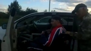 Посадка инвалида шейника из коляски в автомобиль с пмощью подъёмника Minik