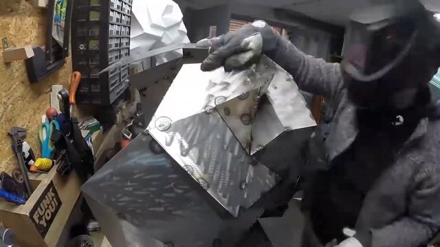 Building a polygonal Lion Head out of Metal смотреть онлайн