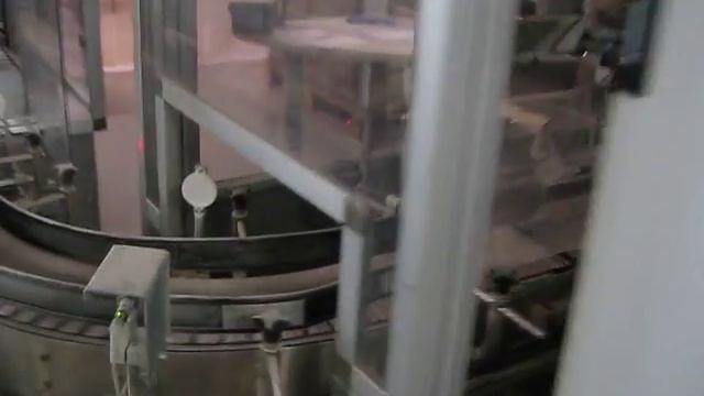 автоматический укладчик пакетов с орехами в гофрокороб Шоу-бокс