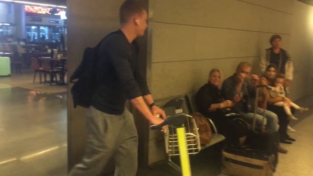 А вот и Джонни! Аэропорт Внуково - опасно для пассажиров! Бардак в зоне прилета! смотреть онлайн