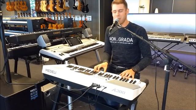 Sander geeft uitleg over de Medeli A 300 смотреть онлайн