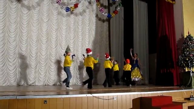 "Белоснежка и семь гномов"Детский танец с тренером смотреть онлайн